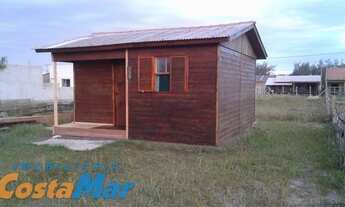 Imagem: Casa de madeira a poucos metros do mar