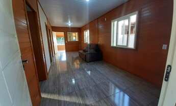 Imagem 7: Excelente casa nova em madeira duplada de 02 dormitórios, sendo 01 suíte, sala de estar co