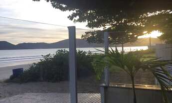 Imagem 5: Casa em Frente ao Mar em Porto Belo com 03 Suítes e Ampla Área Externa