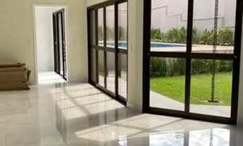 Imagem 2: Casa de condomínio para venda tem 300 metros quadrados com 5 quartos