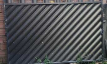 Imagem 3: Terreno todo murado plano no ponto de construção acompanha portão de alumínio