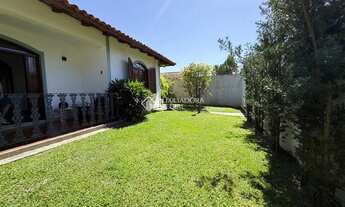 Imagem 2: Casa no Córrego Grande com terreno amplo, piscina aquecida e excelente padrão construtivo