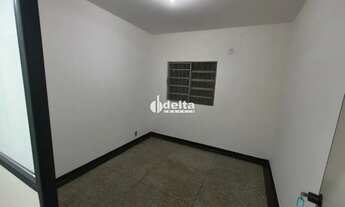 Imagem 4: Casa comercial com Habite-se, disponível para locação no bairro Custódio Pereira em Uberlâ