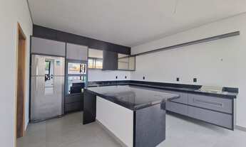 Imagem 5: Casa de condomínio térrea para venda tem 226 metros quadrados com 3 quartos