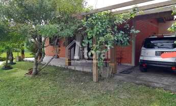 Imagem: Belíssima casa com pergolado e amplo pátio