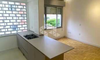 Imagem 2: Apartamento Reformado de 2 Dormitórios na José do Patrocínio - 60 m² Privativos, Sol da Ma