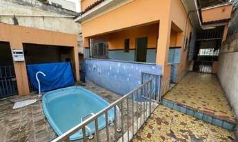 Imagem: Casa com piscina e churrasqueira. Terração