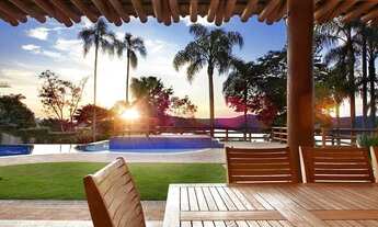 Imagem: Casa completa à beira da represa de Ibiúna