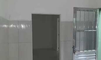 Imagem 2: Casa com 01 dormitório, cozinha azulejada, sala, banheiro e área de serviço. Fácil acesso