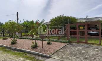 Imagem 2: Belíssima casa com pergolado e amplo pátio com jardinagem no Centro de Imbé