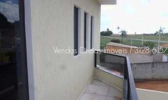 Imagem: Casa geminafa de 2 quartos. Entrada com