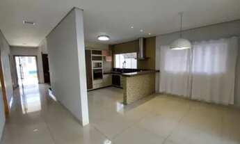 Imagem 7: Casa para aluguel possui 328 metros quadrados com 4 quartos