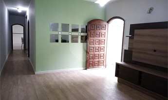 Imagem: Imóvel, com dois sobrados no terreno, disponível