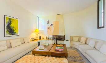 Imagem 5: Residência com 4 suítes e 8 vagas com linguagem brutalista e vista para o vale do Pacaembu