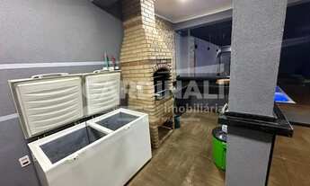 Imagem 3: Casa com piscina, quintal amplo e área de lazer completa