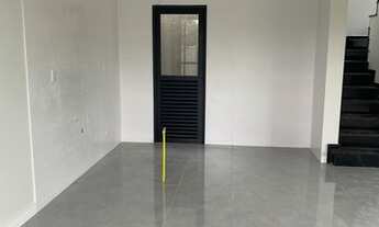 Imagem 3: Sobrado Novo, 3 dormitórios, 1suíte, garagem coberta, com espaçoso terreno, no Abranches e