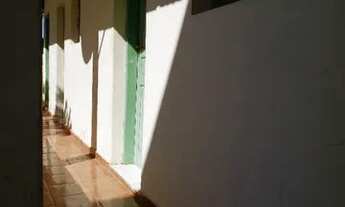 Imagem: Quarto com banheiro, semi-mobiliado, no