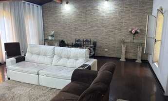 Imagem 2: Casa à Venda, com 225m2, 4 Quartos, 1 Suíte, 4 Banheiros, Varanda, Piscina, Churrasqueira