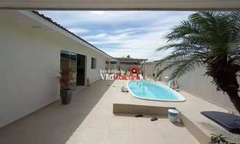 Imagem: Casa com piscina e quatro quartos