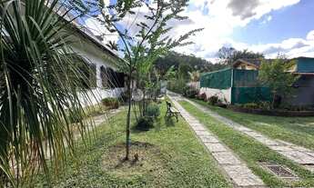 Imagem 2: Casa linear à venda com 3 quartos sendo 1 suíte + edícula, 1.000 m² de terreno em Ermitage