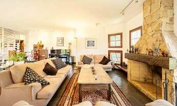 Imagem 3: Alphaville 5 - Casa em terreno de esquina e cercada por área verde