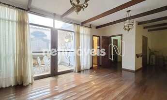 Imagem: CASA COM TRÊS PAVIMENTOS E CINCO QUARTOS