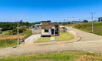 Imagem 2: Casa nova de esquina em Criciúma, bairro Buenos Aires, 2 quartos, com acabamento moderno