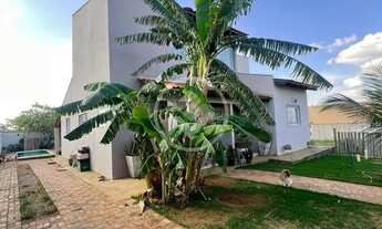 Imagem 2: CASA SOBRADO EM CHAPADA DOS GUIMARÃES 1. Este charmoso sobrado apresenta 3 quartos, inclui