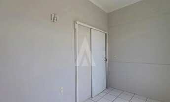 Imagem 7: Apartamento localizado no bairro Iririú, composto por 2 quartos, cozinha com armários e 1