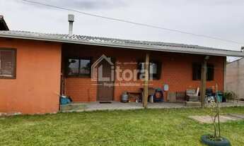 Imagem 3: Belíssima casa com pergolado e amplo pátio com jardinagem no Centro de Imbé