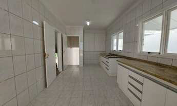 Imagem 6: Casa de condomínio para aluguel e venda possui 360 metros quadrados com 4 quartos