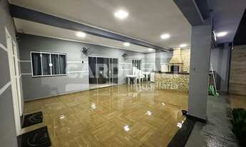 Imagem 2: Casa com piscina, quintal amplo e área de lazer completa