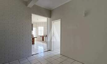 Imagem 2: Apartamento localizado no bairro Iririú, composto por 2 quartos, cozinha com armários e 1