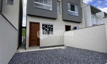 Imagem 2: Sobrado Geminado com Passagem Lateral e Espaço nos Fundos