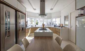 Imagem 4: Casa de condomínio sobrado para venda possui 558 metros quadrados com 5 quartos