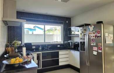 Imagem 6: 3 suítes, 5 banheiros, 3 garagens, repleta de armários, lazer completo