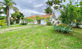 Imagem 2: Elegance Imóveis: Belíssima casa térrea com 4 dormitórios, sobre 2 terrenos, em ótima loca