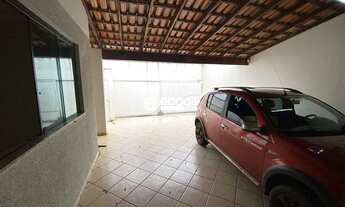 Imagem 2: Casa para aluguel, 3 quartos, 1 suíte, 3 vagas, SEGISMUNDO PEREIRA - Uberlândia/MG