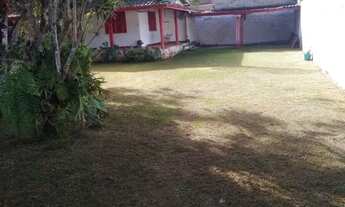 Imagem: Casa toda avarandada e amplo jardim