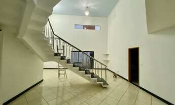 Imagem 2: Casa para aluguel possui 300 metros quadrados com 5 quartos, sendo dois no andar inferior