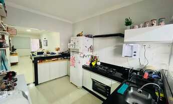 Imagem 7: Encantadora casa à venda! contando com 2 quartos, incluindo uma suíte relaxante, sala ampl