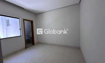 Imagem 4: Casa 3 Dormitórios com Suíte, Quintal e Área de Serviço em Canelas, Montes Claros