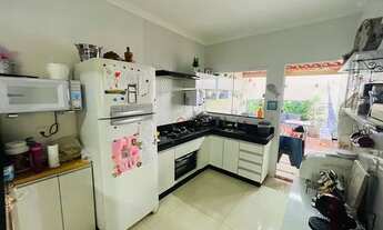 Imagem 6: Encantadora casa à venda! contando com 2 quartos, incluindo uma suíte relaxante, sala ampl