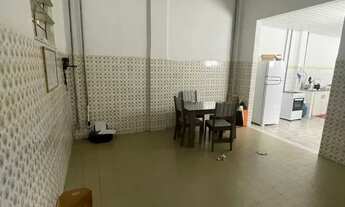 Imagem 4: Casa em frente à praça camerindo