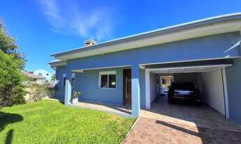 Imagem 1: Casa térrea composta de 2 dormitórios e com piscina no centro de imbé