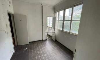 Imagem 3: Oportunidade única a uma quadra da praia do Leme. 3 quartos e dependência completa