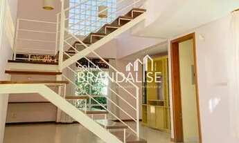 Imagem 7: Localizada em um bairro tranquilo e seguro, essa casa com 3 dormitórios (1 suíte) é uma ót