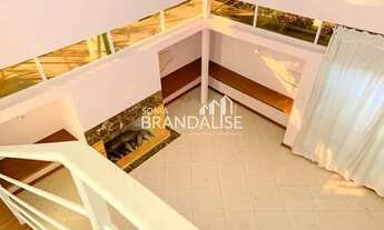 Imagem 2: Localizada em um bairro tranquilo e seguro, essa casa com 3 dormitórios (1 suíte) é uma ót