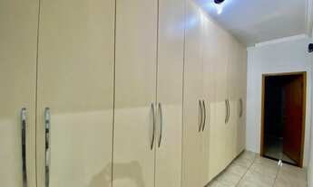 Imagem 7: Casa para aluguel possui 300 metros quadrados com 5 quartos, sendo dois no andar inferior