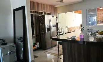 Imagem 2: Casa de condomínio térrea para venda tem 230 metros quadrados com 4 quartos